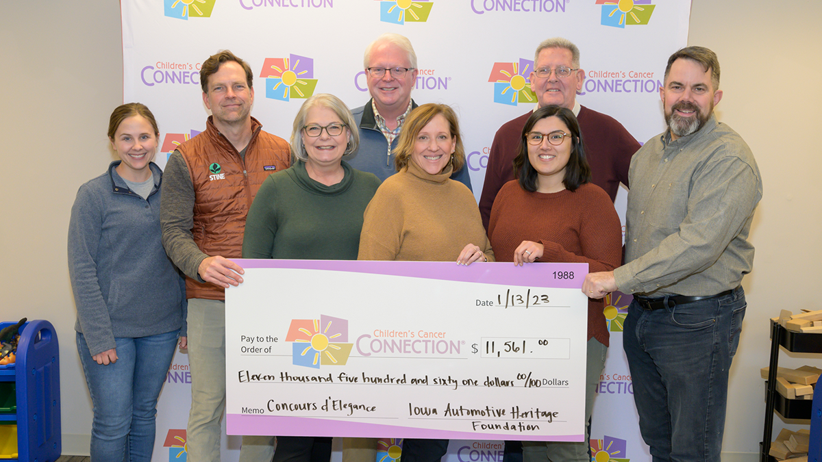 concours group and staff with giant check